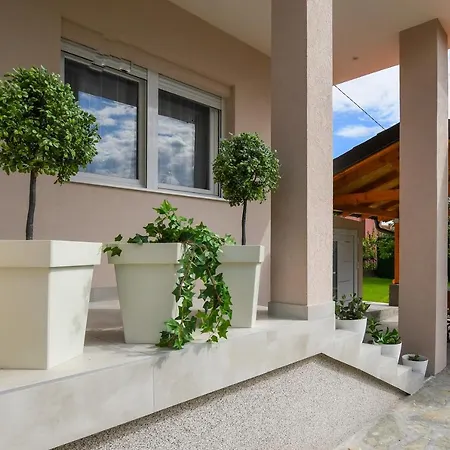 Oasis House Tatil Evi Kladovo